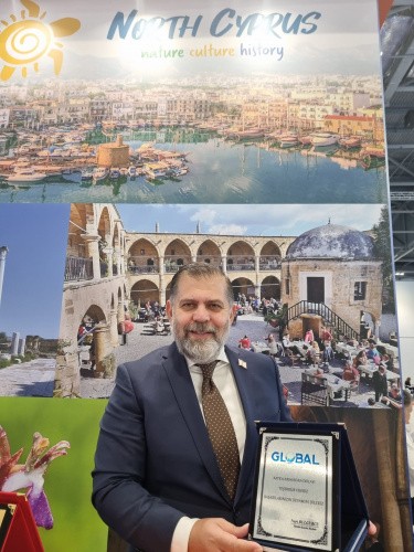 Nuri Bulgurcu Okyay Sadikoglu'na Plaket verdi