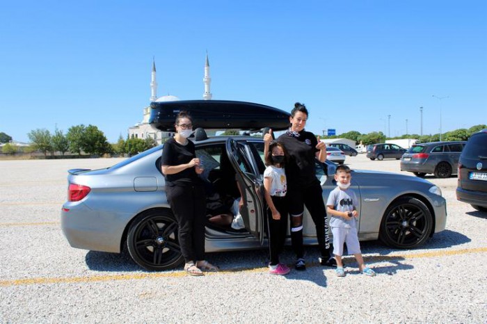 Gurbet&ccedil;ilerin d&ouml;n&uuml;ş yolculuğunda bagajlar y&ouml;resel lezzet dolu