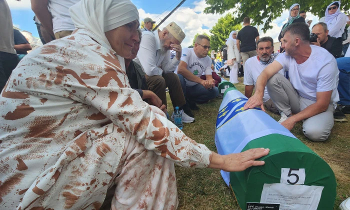 Srebrenitsa Soykırımında hayatını kaybeden yedi kişi defnedildi