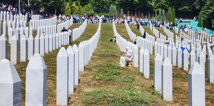 Srebrenitsa Soykırımında hayatını kaybeden yedi kişi defnedildi