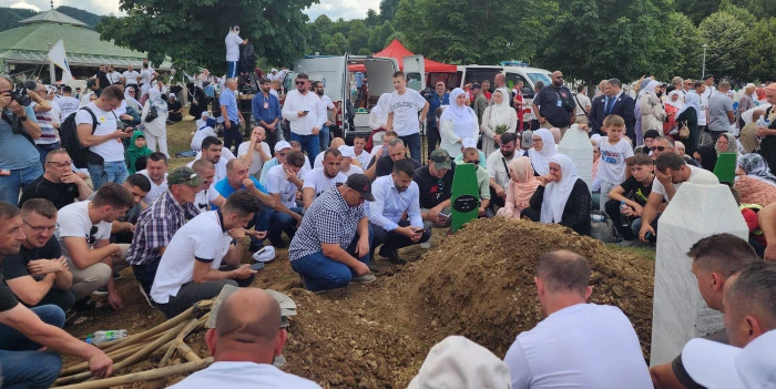Srebrenitsa Soykırımında hayatını kaybeden yedi kişi defnedildi