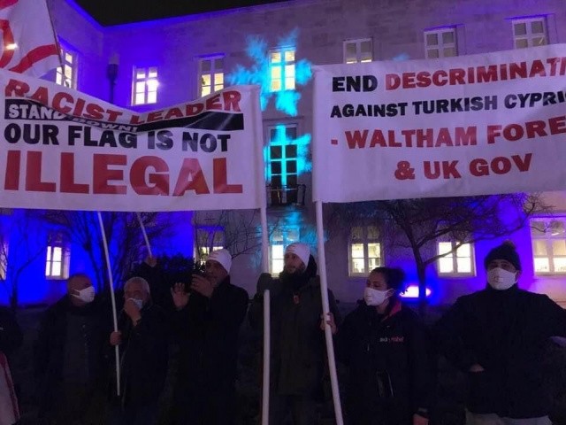 Londra'da belediye &ouml;n&uuml;ne asılan KKTC bayrağının indirilmesine tepki  İngiltere&rsquo;nin başkenti Londra&rsquo;da yaşayan Kıbrıs T&uuml;rkleri, belediye &ouml;n&uuml;ne asılan KKTC bayrağının indirilmesini protesto etti.