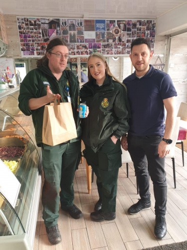 Türk Restaurant sahipleri Polis ve Sağlık çalışanlarını unutmadı