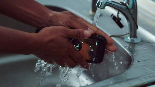 D&uuml;nyanın ilk anti bakteriyel akıllı telefonu İngiltere&rsquo;de &uuml;retildi