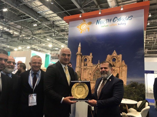 Sadıkoğlu Bakan Ersoy'a Plaket verdi