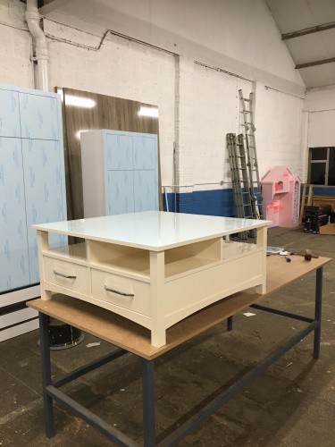 Türk girişimciler İngiltere'de Mobilya, Mutfak dolabı üretiyorlar