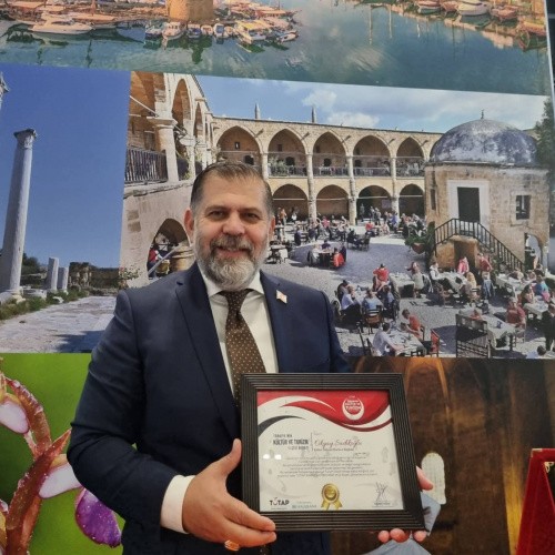 İngiltere'de Okyay Sadıkoğlu'na TUTAP Türkiye tanıtım elçilik beratı verildi