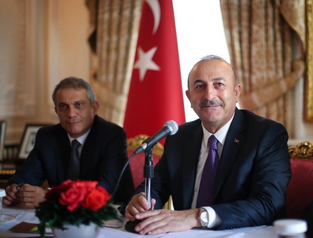 Dışişleri bakanı Mevlüt Çavuşoğlu İngiltere’deki Türk STK’larla elçilikte biraraya geldi.