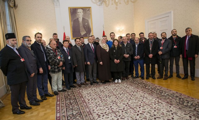 İngiltere'deki Türk sivil toplum örgütlerinin temsilcileri Suriye kaynaklı sığınmacı kriziyle ilgili Londra'da basın açıklaması yaptı.