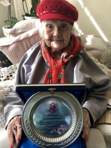 BRİTANYA TÜRK KADINLARI DERNEĞİ’NDEN YAŞAYAN TARİH MUAZZEZ İLMİYE ÇIĞ’A ÖDÜL