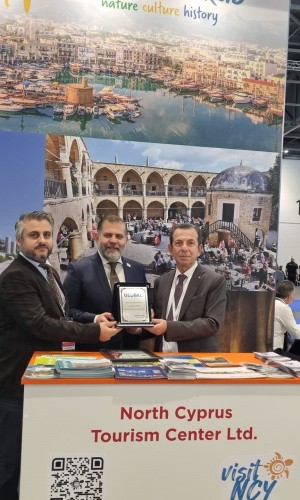 Nuri Bulgurcu Okyay Sadikoglu'na Plaket verdi