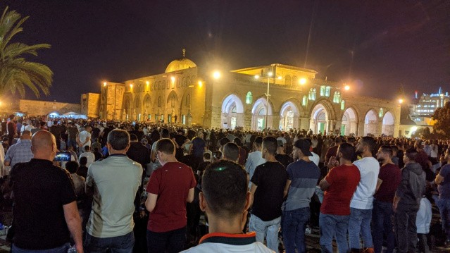 Binlerce Filistinli Kadir Gecesi&lsquo;nde teravih namazı i&ccedil;in Mescid-i Aksa'ya akın etti