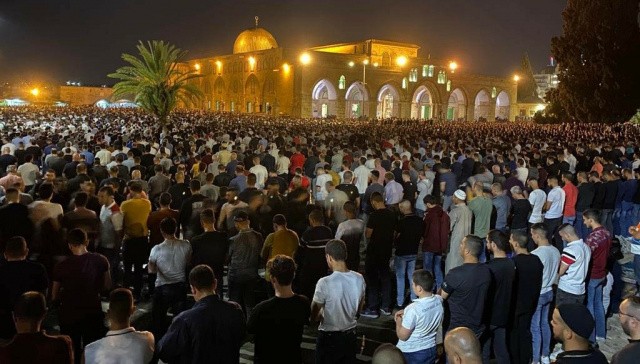 Binlerce Filistinli Kadir Gecesi&lsquo;nde teravih namazı i&ccedil;in Mescid-i Aksa'ya akın etti
