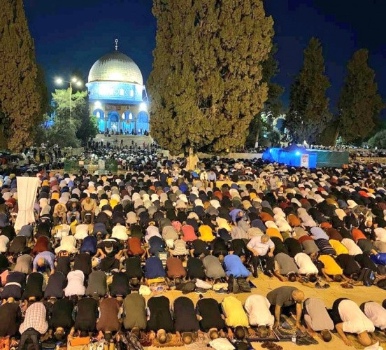 Binlerce Filistinli Kadir Gecesi&lsquo;nde teravih namazı i&ccedil;in Mescid-i Aksa'ya akın etti