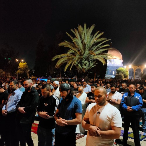 Binlerce Filistinli Kadir Gecesi&lsquo;nde teravih namazı i&ccedil;in Mescid-i Aksa'ya akın etti