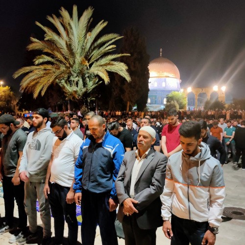 Binlerce Filistinli Kadir Gecesi&lsquo;nde teravih namazı i&ccedil;in Mescid-i Aksa'ya akın etti