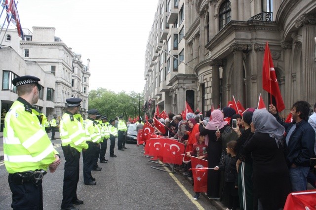 İngiltere'deki Türklerden Erdoğan'a sevgi gösterisi