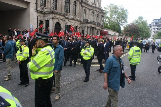 İngiltere'deki Türklerden Erdoğan'a sevgi gösterisi