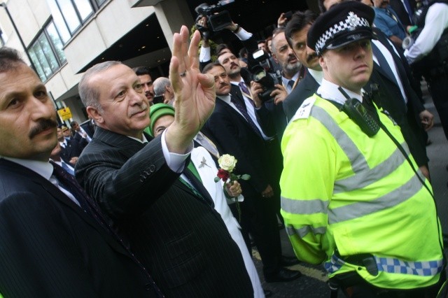 İngiltere'deki Türklerden Erdoğan'a sevgi gösterisi