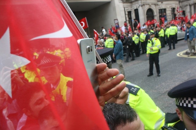İngiltere'deki Türklerden Erdoğan'a sevgi gösterisi