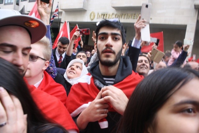 İngiltere'deki Türklerden Erdoğan'a sevgi gösterisi