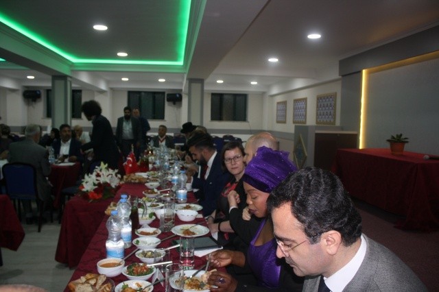 Londra'da Aziziye Camiinde anlamlı İftar