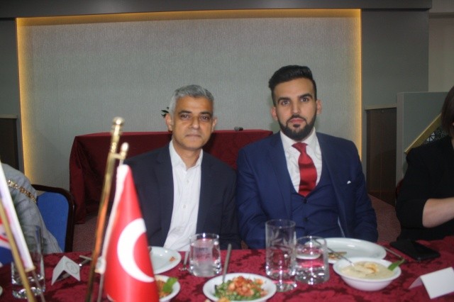 Londra'da Aziziye Camiinde anlamlı İftar