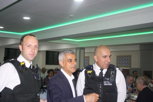 Londra'da Aziziye Camiinde anlamlı İftar