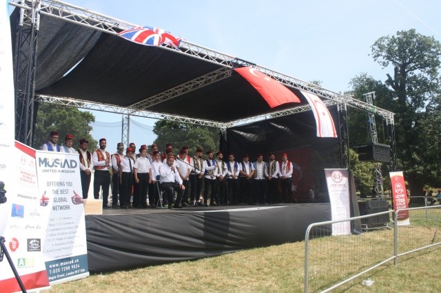 Luton'da Barış güvercinli Türk Festivali yapıldı