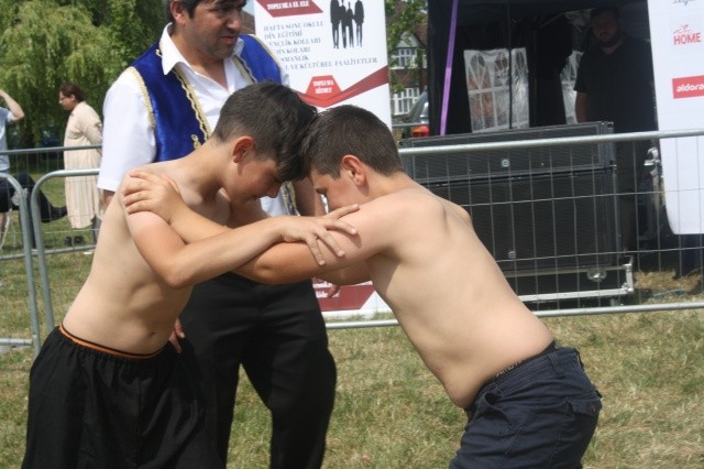 Luton'da Barış güvercinli Türk Festivali yapıldı