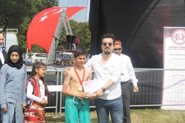 Luton'da Barış güvercinli Türk Festivali yapıldı