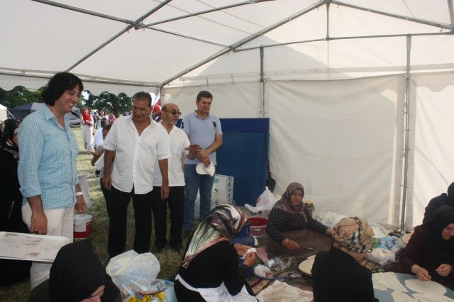 Luton'da Barış güvercinli Türk Festivali yapıldı