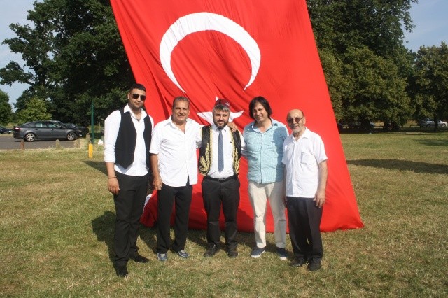Luton'da Barış güvercinli Türk Festivali yapıldı