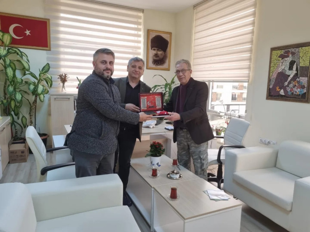 Kıbrıs Gazisine Kuran-ı Kerim ve T&uuml;rk bayrağı hediye edildi