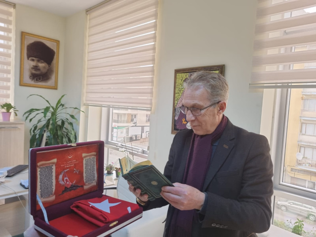 Kıbrıs Gazisine Kuran-ı Kerim ve T&uuml;rk bayrağı hediye edildi