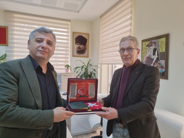 Kıbrıs Gazisine Kuran-ı Kerim ve T&uuml;rk bayrağı hediye edildi