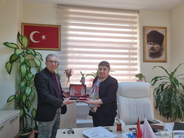 Kıbrıs Gazisine Kuran-ı Kerim ve T&uuml;rk bayrağı hediye edildi