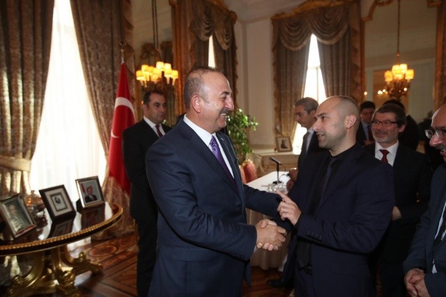 Dışişleri bakanı Mevlüt Çavuşoğlu İngiltere’deki Türk STK’larla elçilikte biraraya geldi.
