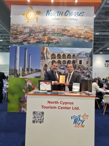 Nuri Bulgurcu Okyay Sadikoglu'na Plaket verdi