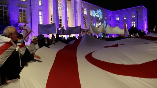 Londra'da belediye &ouml;n&uuml;ne asılan KKTC bayrağının indirilmesine tepki  İngiltere&rsquo;nin başkenti Londra&rsquo;da yaşayan Kıbrıs T&uuml;rkleri, belediye &ouml;n&uuml;ne asılan KKTC bayrağının indirilmesini protesto etti.
