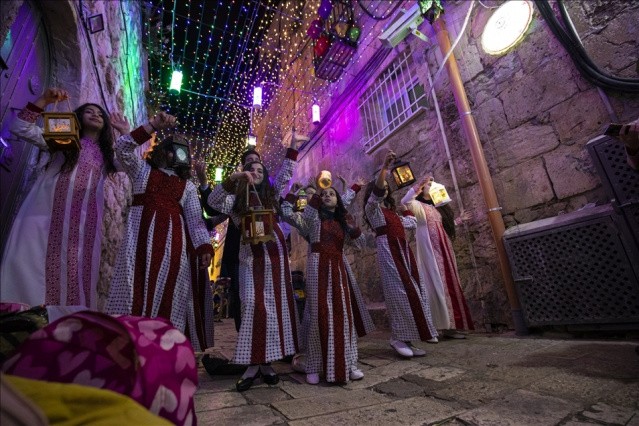 Kud&uuml;s&rsquo;&uuml;n eski şehir b&ouml;lgesi ramazan ayı i&ccedil;in s&uuml;slendi