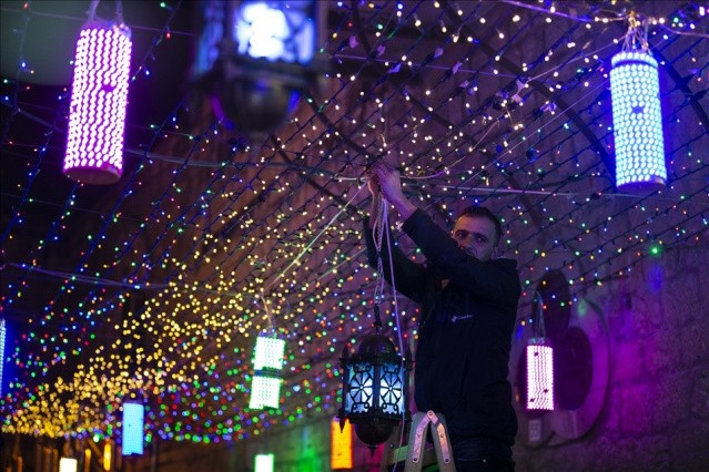Kud&uuml;s&rsquo;&uuml;n eski şehir b&ouml;lgesi ramazan ayı i&ccedil;in s&uuml;slendi