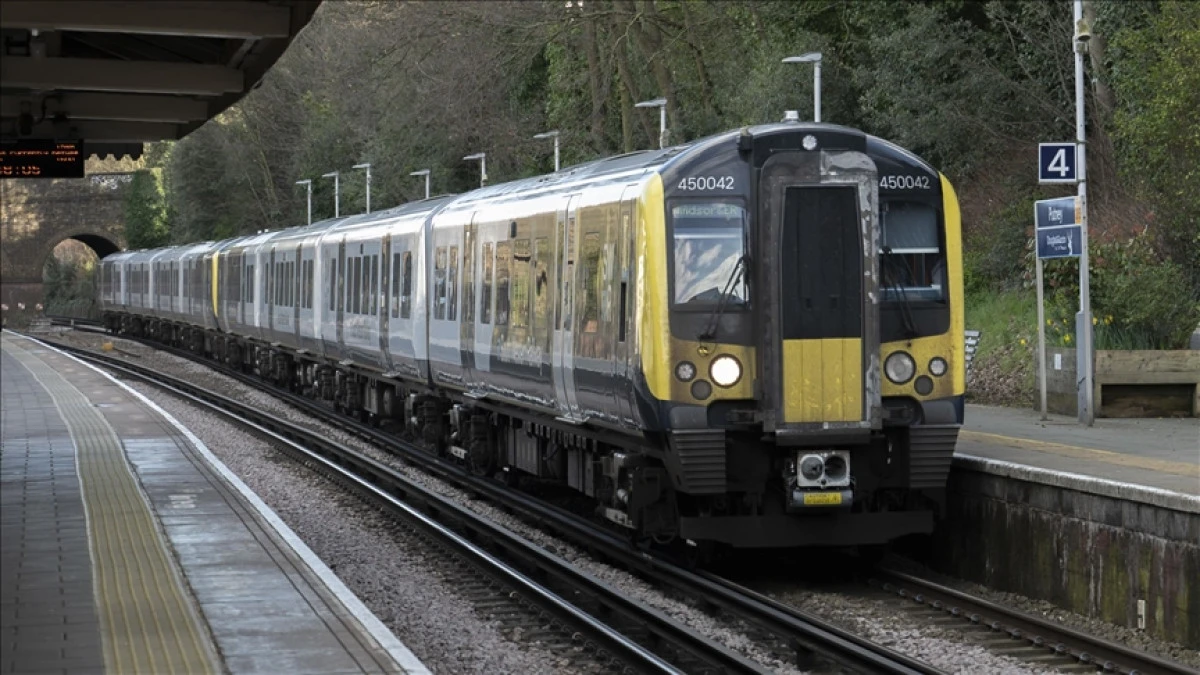 10 injured, 9 critically, in stabbing attack on UK train