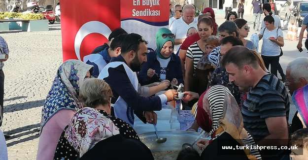 Eğitim-Bir-Sen &Ccedil;anakkale Şube Kadın Komisyonu Muharrem ayı dolayısıyla vatandaşlara aşure ikramında bulundu