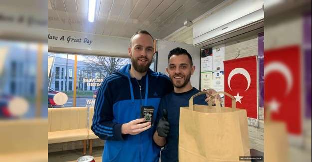 İngiltere'deki T&uuml;rk Restaurant sahipleri Polis ve Sağlık &ccedil;alışanlarını unutmadı