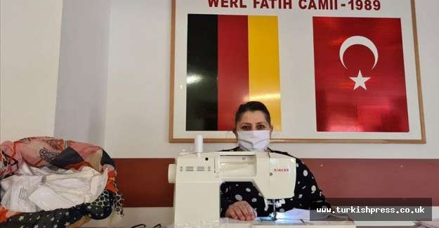 Almanya'da T&uuml;rkler Kovid-19'a karşı maske dikip &uuml;cretsiz dağıtıyor