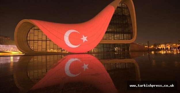 Bak&uuml;'deki Haydar Aliyev Merkezinin dış cephesine T&uuml;rk bayrağı yansıtıldı