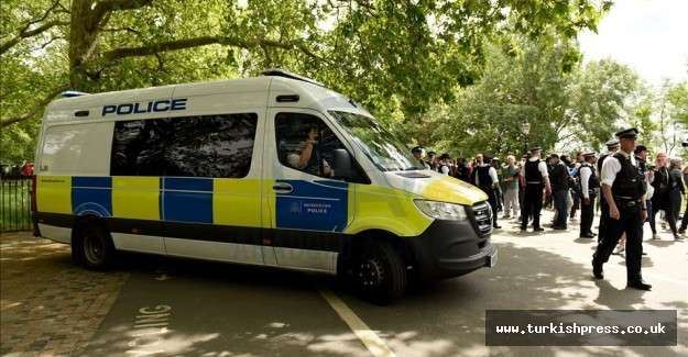 İngiltere'nin başkenti Londra'da bir araya gelen g&ouml;stericiler sokağa &ccedil;ıkma yasağına karşı protesto d&uuml;zenledi