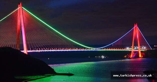 İstanbul'un k&ouml;pr&uuml;leri Azerbaycan bayrağı renklerine b&uuml;r&uuml;nd&uuml;