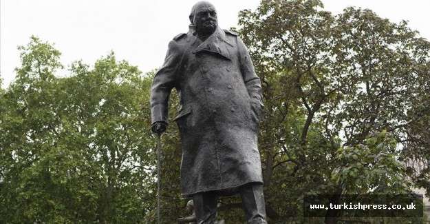 Irk&ccedil;ılık karşıtı yeni g&ouml;steriler &ouml;ncesi Churchill'in heykeli korumaya alındı